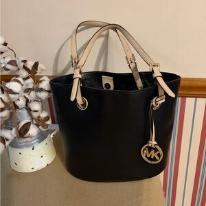 Black leather Michael Kors shoulder bag